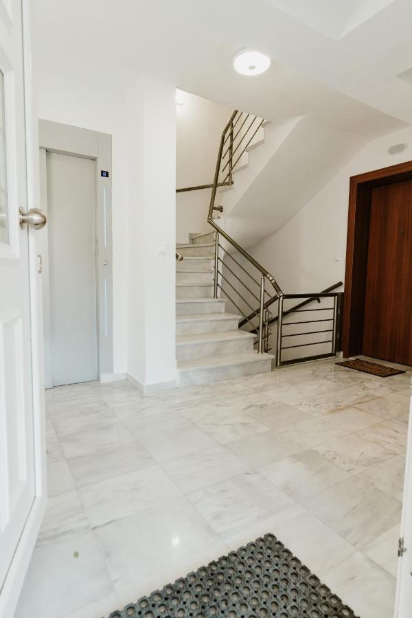 Blue And White Luxury Suites Nea Kallikrateia Exterior photo