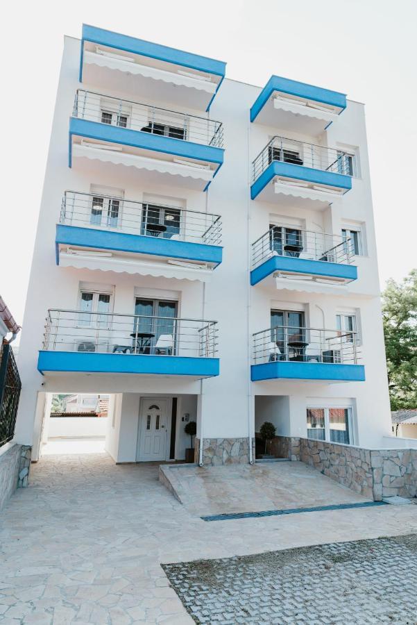 Blue And White Luxury Suites Nea Kallikrateia Exterior photo